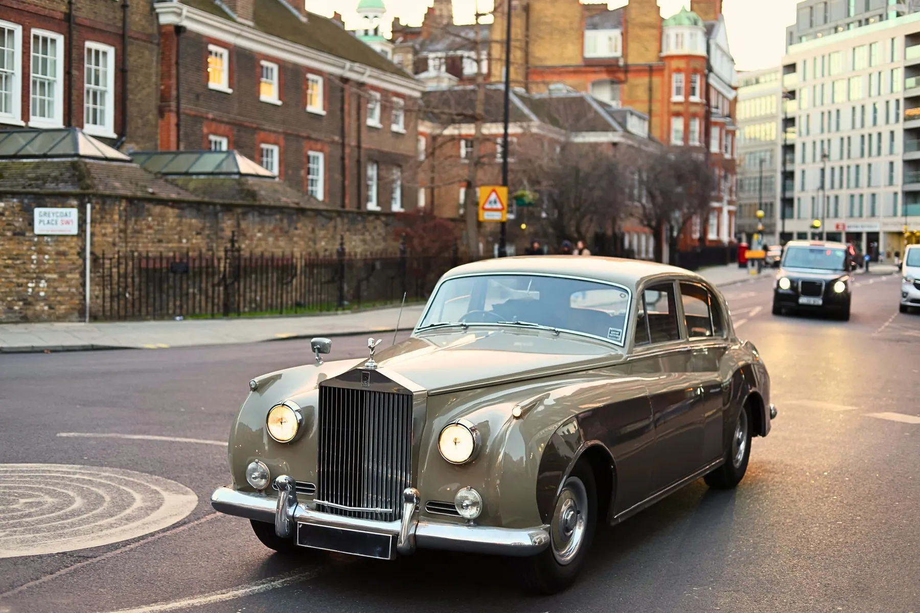 Vintage Rolls-Royce Silver Cloud I driving through Central London